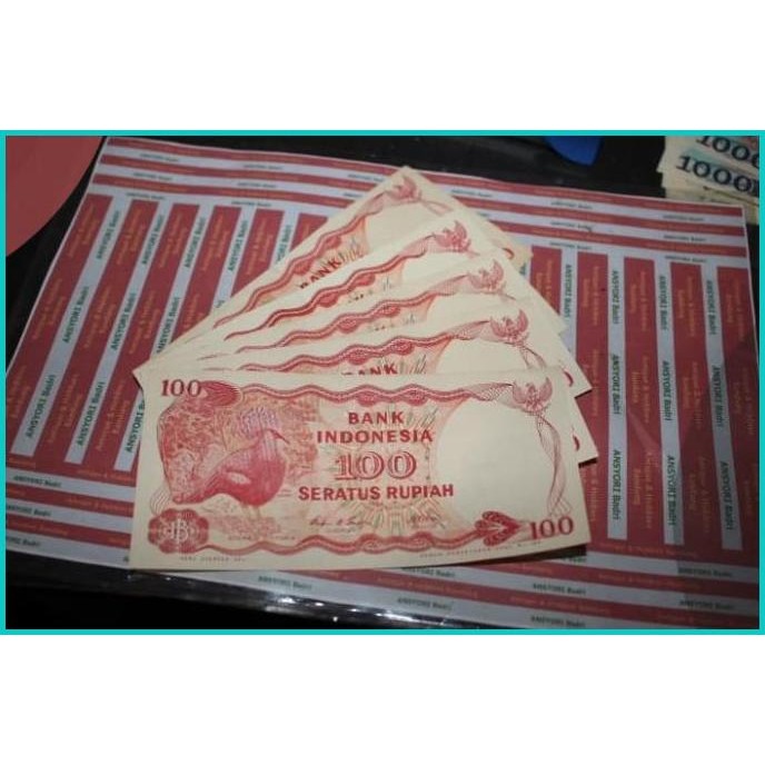 Uang Rp 100 Burung Dara Mahkota Goura Victoria (Iklan D282) 11OKTZ4 on