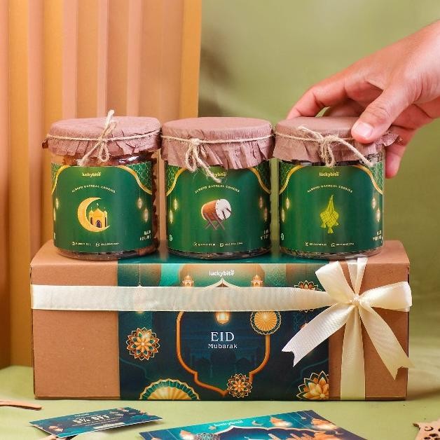 

Hampers Lebaran Idul Fitri / Parcel Lebaran (Ramadhan) / Eid Hampers - Cookies 3 Jar + FREE KARTU + PITA + VOUCHER + BUBBLE WRAP | LUCKYBITE