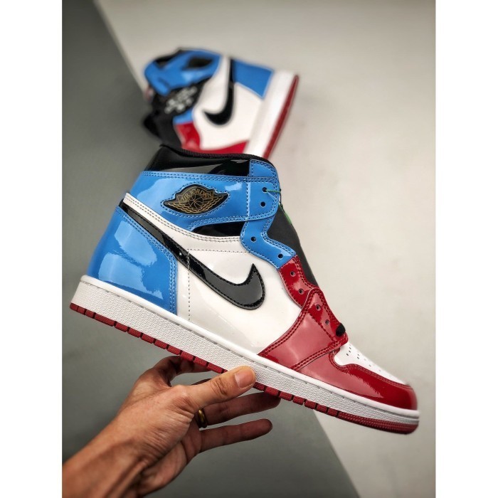 Air Jordan 1 Retro High UNC to Chicago Fearless