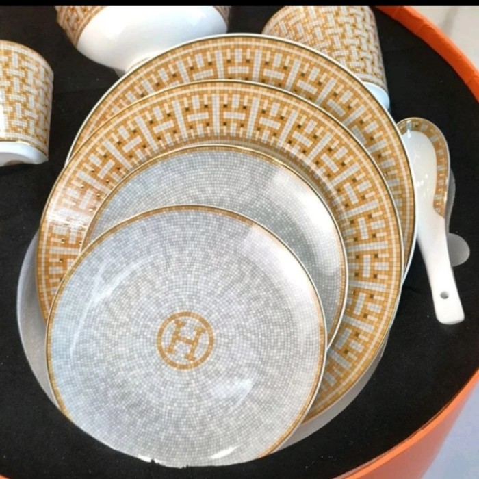 LUXURY HERMES DINNERWARE BONE/ HAMPERS PIRING MEWAH