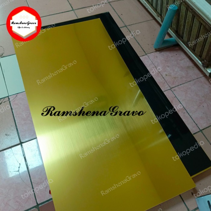 

gravoply/bahan name tag/hairline/60x120cm tebal 1.5mm Gold