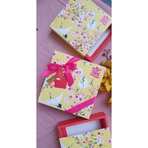 

CR - BOX PREMIUM HAMPERS / KOTAK KUE CNY / IMLEK 22x22x8 KUNING TERLARIS