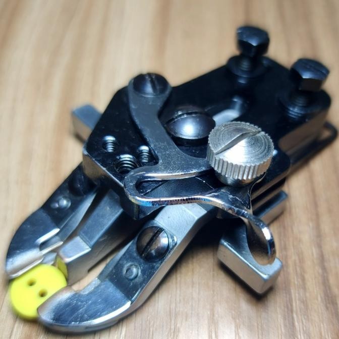 Sepatu Mesin Jahit Pasang Kancing/Pasang Kancing JUKI LK-1903