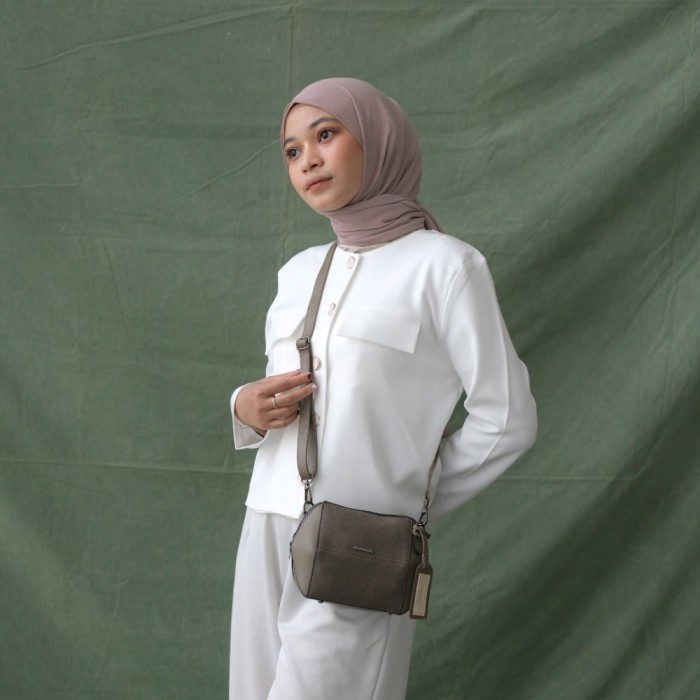 [TERMURAH DI SHOPEE] Flicka Bag Tas Slempang Wanita DD 20 Simple Elegan - BROWN D2M17