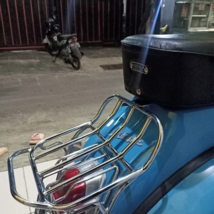 Hemat Back Rack Rak Bagasi Belakang Vespa Super Sprint Chrome Black Handle