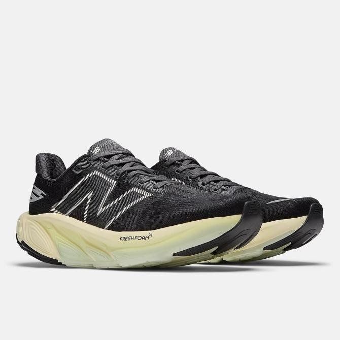 

TERSEDIA NEW BALANCE FRESH FOAM X BALOS WOMENS RUNNING SHOES - BLACK WITH AMBIENT LIGHT
