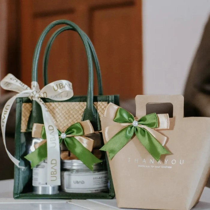 

CHIC HAMPERS C