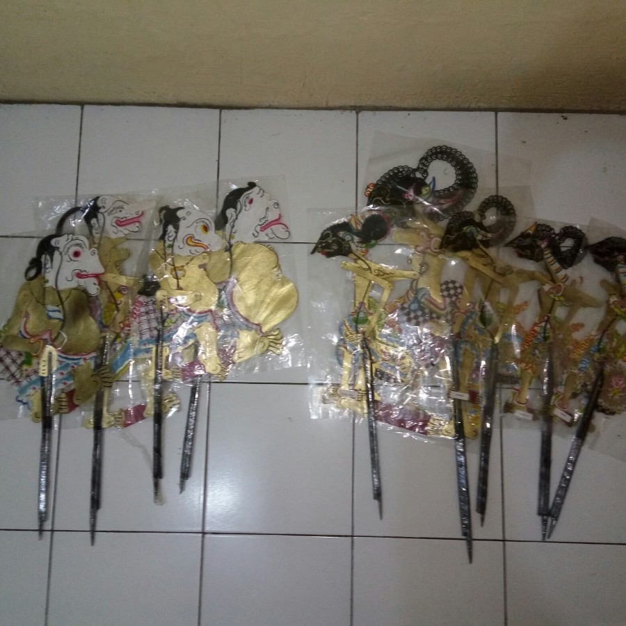 1 SET WAYANG KULIT PANDAWA LIMA DAN PUNOKAWAN