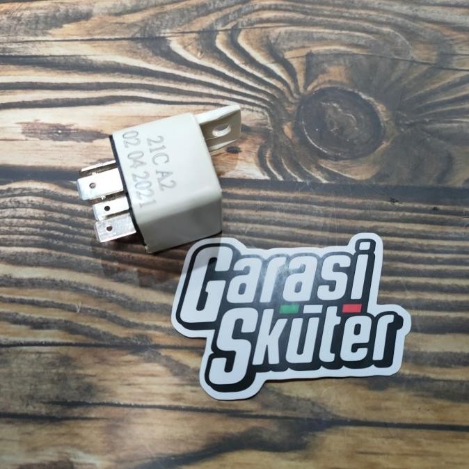 *****] Relay Lampu / Pompa Bensin Vespa Matic
