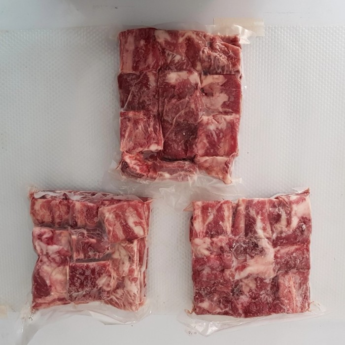 

SPARE PORK RIBS IGA MURNI BAKUT BABI BALI POTONG 5X5 CM TULANG MUDA