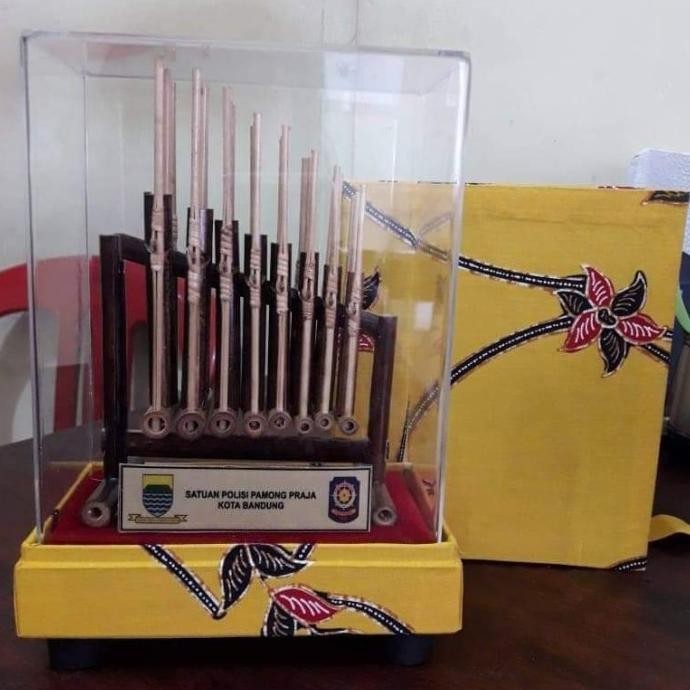 Hiasan dan Pajangan Miniatur Alat Musik Angklung