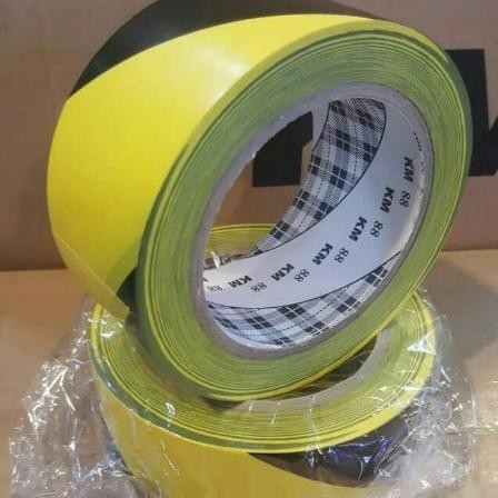 

LAKBAN LANTAI KM 88 KUNING HITAM SIZE 2IN X 33MTR ASLI