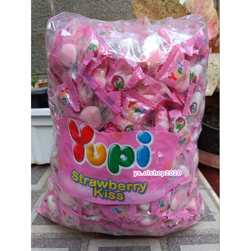 

ready 2Kg Yupi kiss Strawberry Kiloan asli Pabrik Exp 2026 / YS.OLSHOP2020