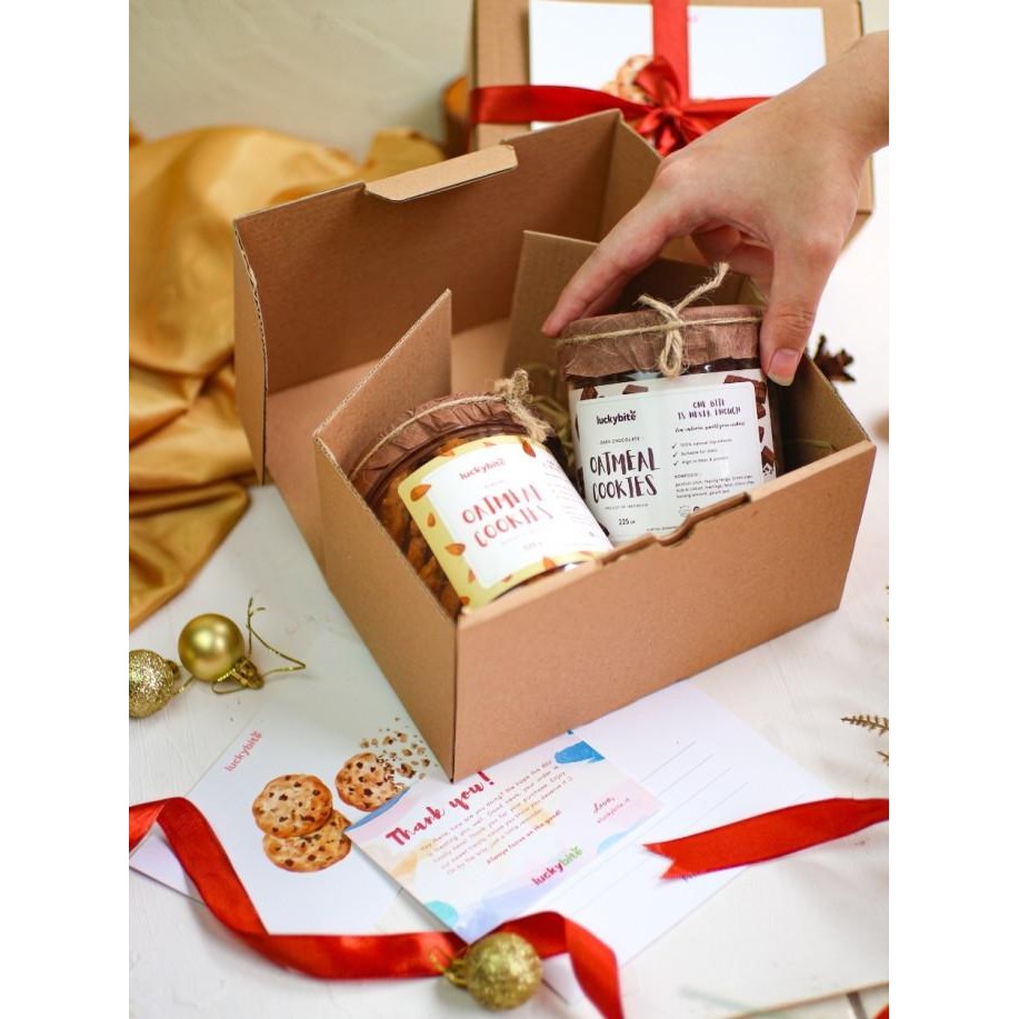 

Hampers / Gift Box / Kado - Cookies 2 Jar + Greeting Card + Pita Original Dan Terpercaya