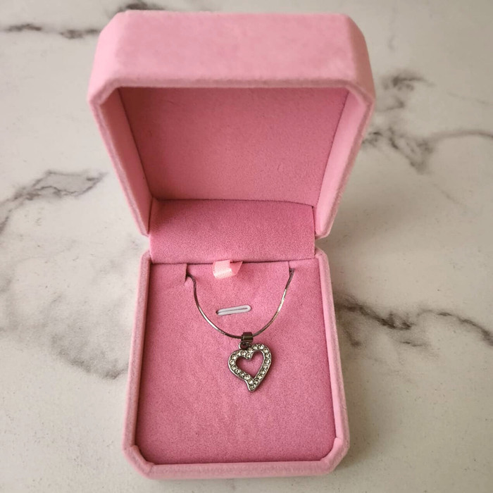 

HAMPERS COKLAT VALENTINE KADO CEWEK HAPUNNI LASSIE BOX KADO CEWE ULTAH