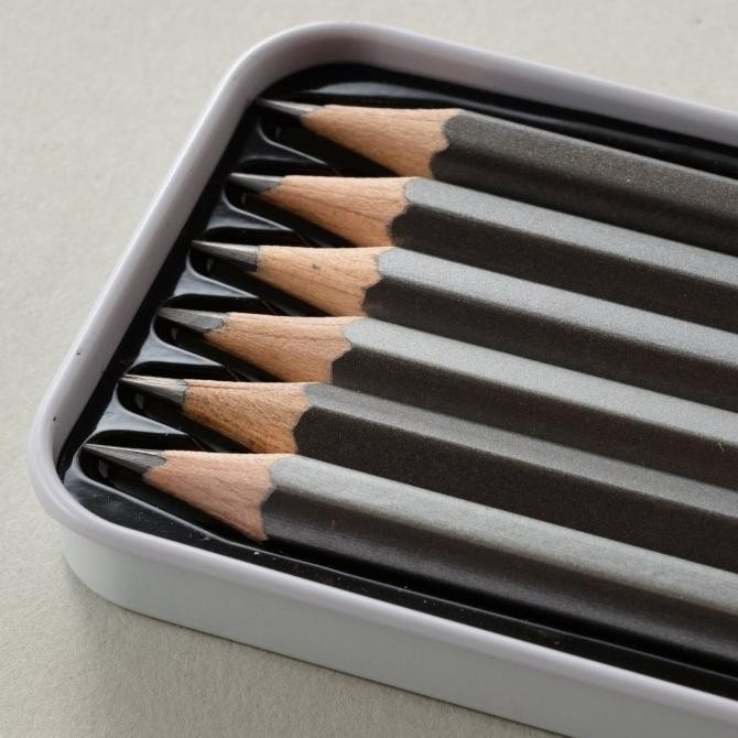 

Pensil Sketsa Gambar Derwent Academy Sketching Pencil Set Metal Tin