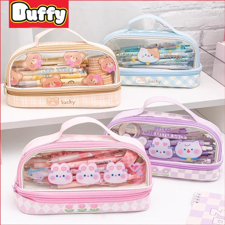 

Kekinian Duffy Toys Pencil Case Kapasitas Besar / Tas Pensil Dua Lapis / Tempat Pensil Bening / Kotak Pensil / Aesthetic Anak Pencil Cases / Tas Makeup / Tas Penyimpanan Transparan Warna / Tas Penyimpanan Serbaguna Dengan Zipper/Tas Alat Tulis Pvc