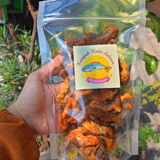 

Keripik Kulit Ikan Salmon Spicy Kemasan Pouch 110Gr Fish Skin Spicy