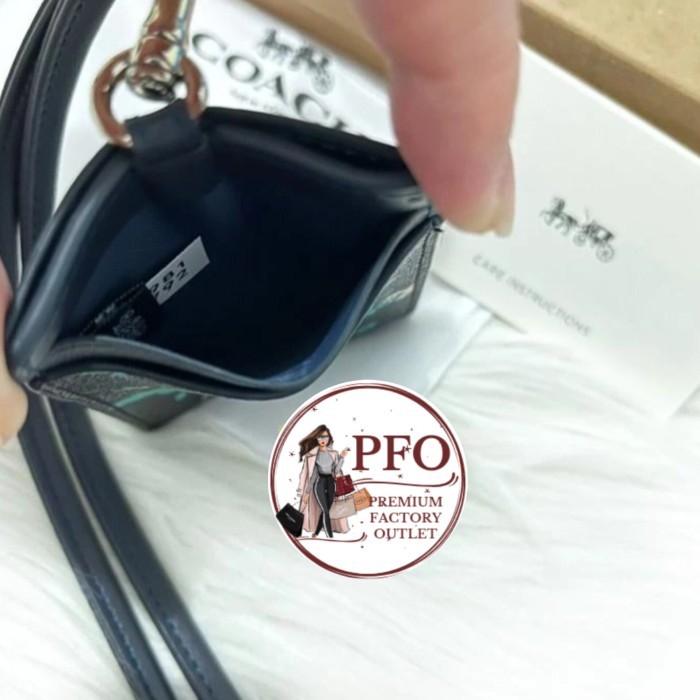 

Produk Baruu! Gantungan Lanyard CH 91792 Rose Bouquet Print Midnight Navy