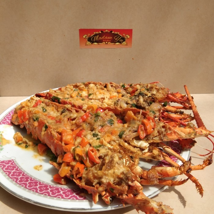 

Kepiting telur lobster saus padang lada hitam seafood siap saji