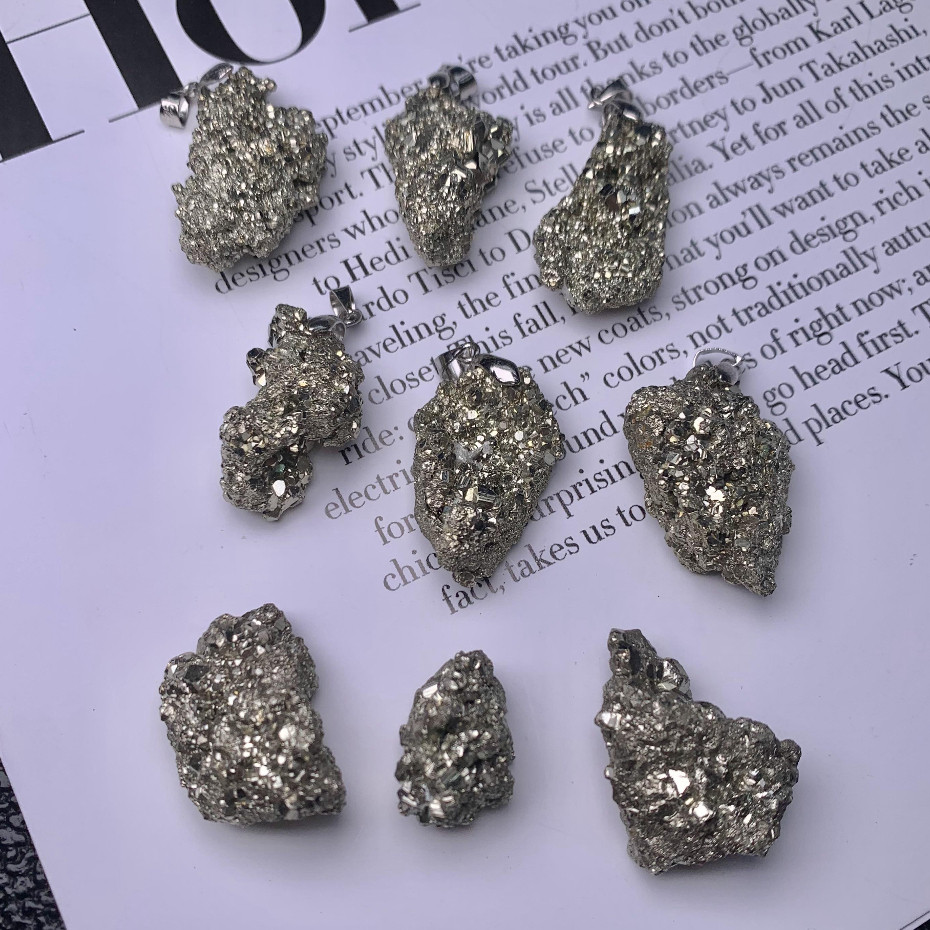 Perhiasan Kristal Alami yang Menawan Liontin Keberuntungan dan Harta Karun Cincin Batu Mentah Pirit 