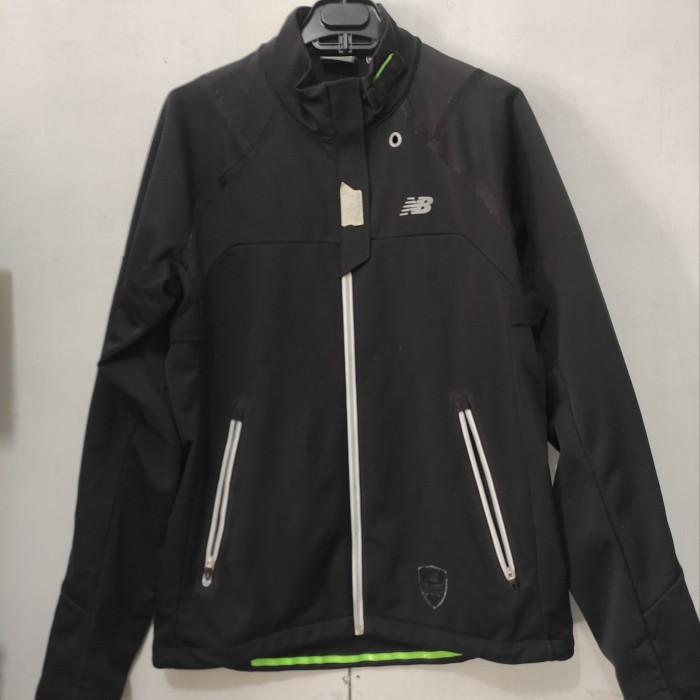 JAKET NEW BALANCE WARNA HITAM
