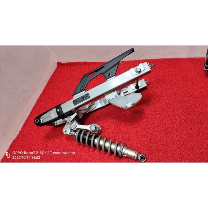 {Bekas} swing arm unitrack klx bonus monoshock original produk copotan motor Diskon