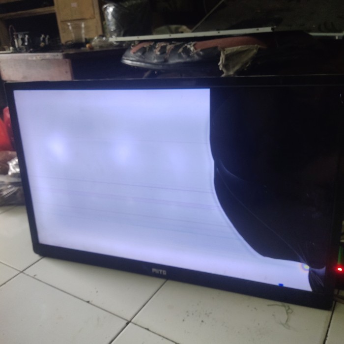 TV LED MITO 32 IN PECAH DAN TANPA KAKI