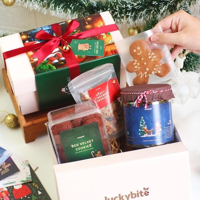 

Hampers Natal / Christmas Hampers - Semi Hardbox - Red Velvet Cookies + Oatmeal Cookies + Ginger Bread Cookie + Granola + Free Kartu + Pita + Lonceng + Voucher + Bubble Wrap | Luckybite Cod