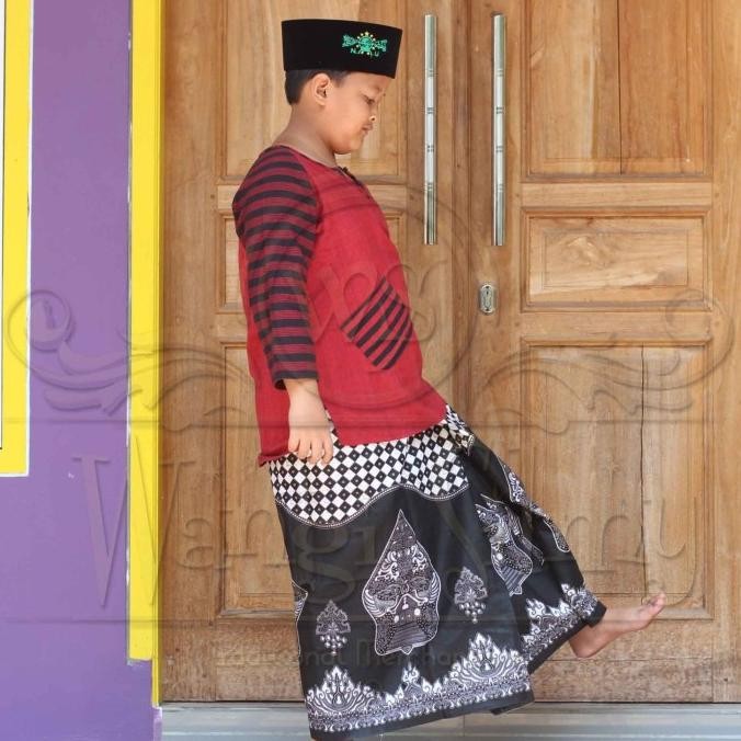 New Arrival  Sarung Batik Gunung Wayang Hitam Putih - Sarung Batik Wayang