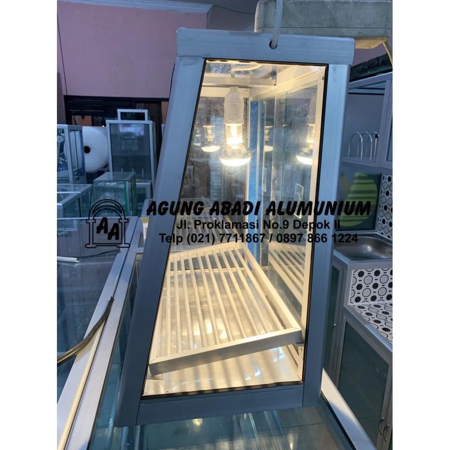 

Etalase Kaca Miring Pipa + Lampu Penghangat Original Dan Terpercaya
