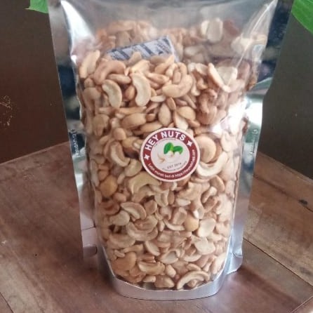 

Ready Cemilan Kacang Mede Panggang Mete Oven Matang ( Belah Dua ) 1Kg