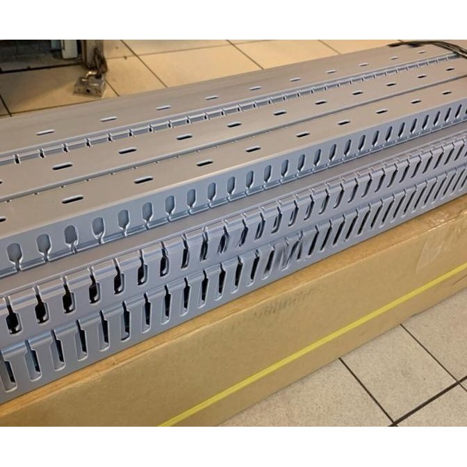 

KSS Cable Duct / Wiring Duct 65x65 Lubang Abu / Grey MD-5.7 (Panjang 1.7Mtr)