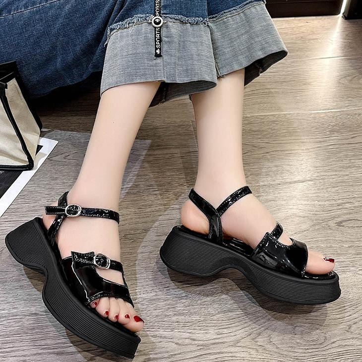 Sepatu Sandal Wanita Terbaru Sendal Pantai Harian Hitam Putih Polos Kulit Gesper Tali Sol Karet Gaya