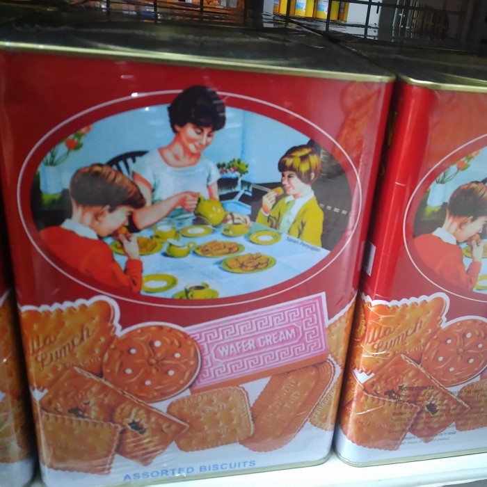 

Biskuit Kaleng Khong guan 1600 gr