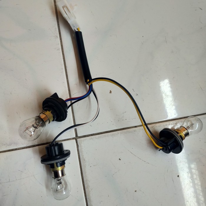 SOCKET LAMPU STOP AVANZA INNOVA CALYA FORTUNER