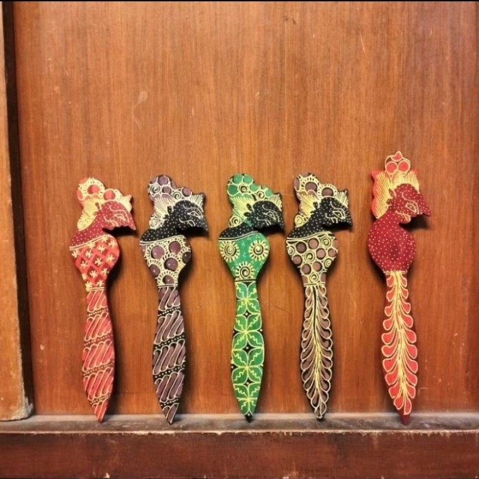 

Andra - Pembatas Buku Wayang Kayu Batik Khas Jogja