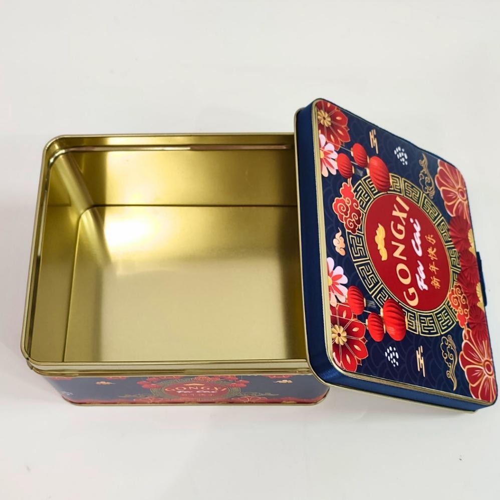 

CR - Box Imlek Kotak Hampers Imlek Kaleng CNY Navy Shio ULAR Gong Xi Fa Cai 17x14x8 cm Chinese New Year Snake 2025 / Box Sincia Tempat Peyimpanan Kue Kering by Soogan TERLARIS