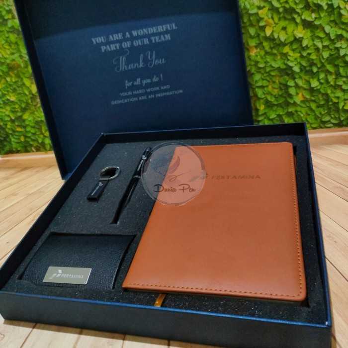 

Giftset Usb Premium (Usb + Pen+ Notes A5+Card Holder) Gift Set Elegan