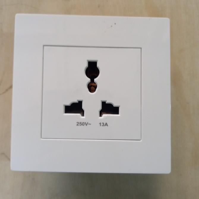 BEST QUALITY STOP KONTAK UNIVERSAL BOSS B10413S 13AMPER 250V B1000