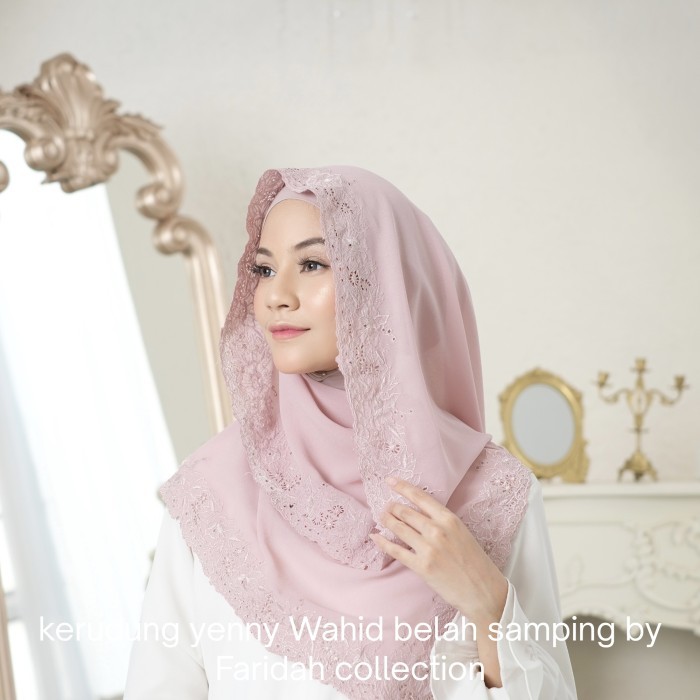 kerudung yenny Wahid belah samping
