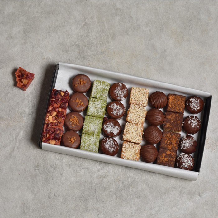 

Mix Dessert Gift Box, Mewah, Elegant, Dessert Kurma Dates, Parcel Eid Terlaris