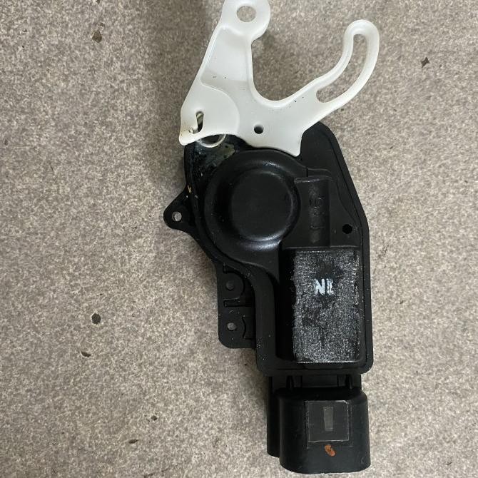 Motor doorlock door lock pintu bagasi innova original