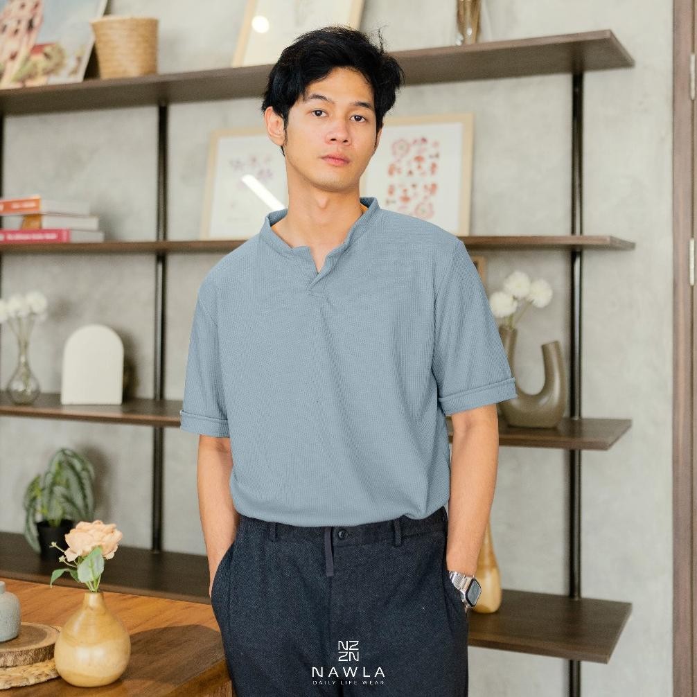 ORIGINAL Nawla - Baju Atasan Pria Lengan Pendek Bahan Waffle Knit Berkerah V Neck | Kaos H&M | Kaos 