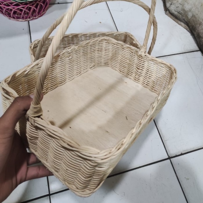 

Keranjang Parsel Kotak Ukuran Sedang / Hampers & Parsel Buah