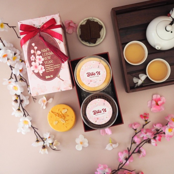 

Sakura - Chinese New Year Hampers / Parcel Imlek / Almond Crispy