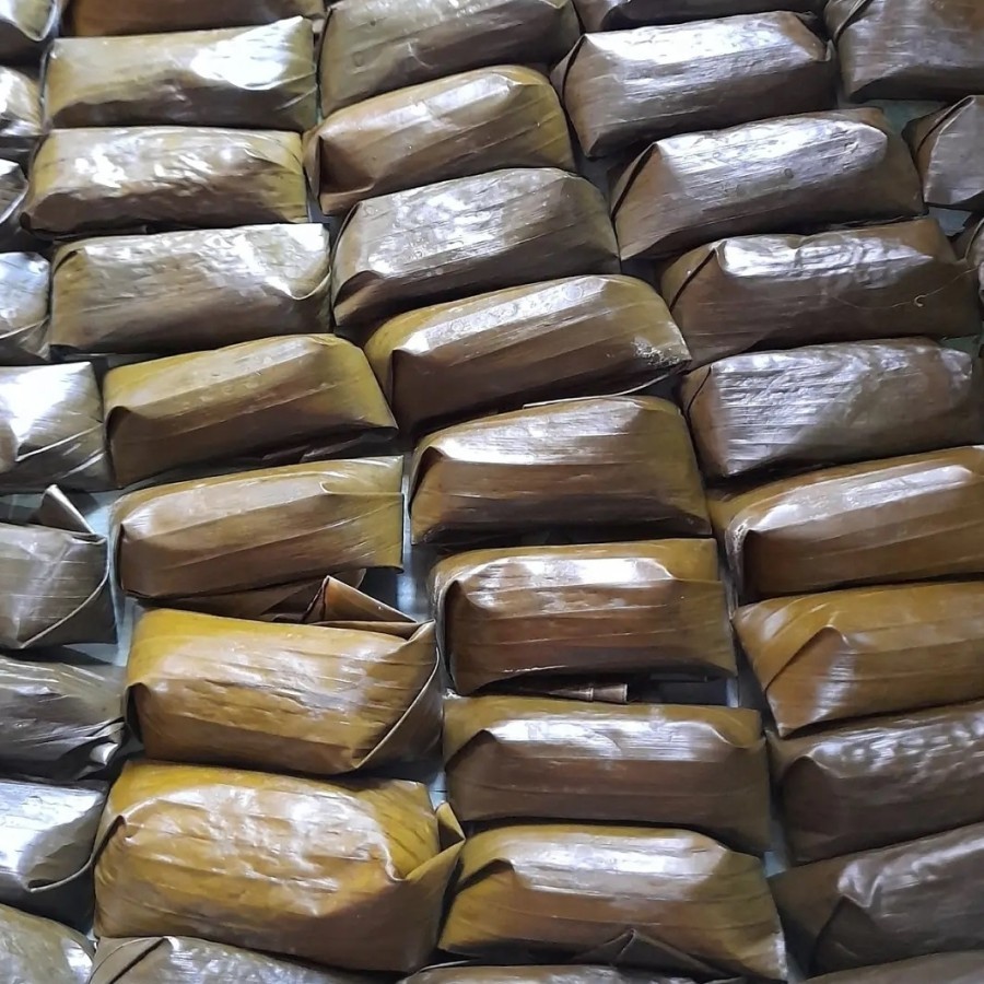

lontong oncom sambel kacang isi 5pcs