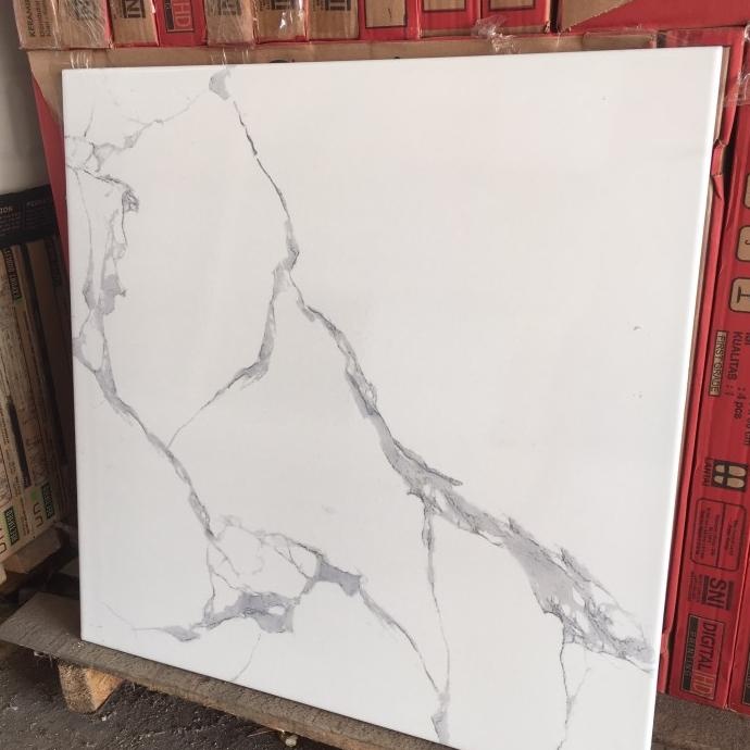 keramik 50x50 lantai carrara kilap putih motif marmer ikad kw1 11165 GT