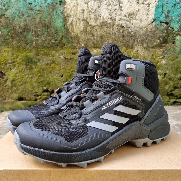 SEPATU HIKING ADIDAS TERREX SWIFT R3 GORE TEX MID HIKING SHOES