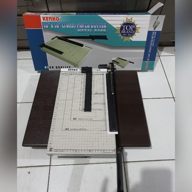 

Pemotong Kertas R Cutter F4 Folio Kenko Letter 15X10 Inch